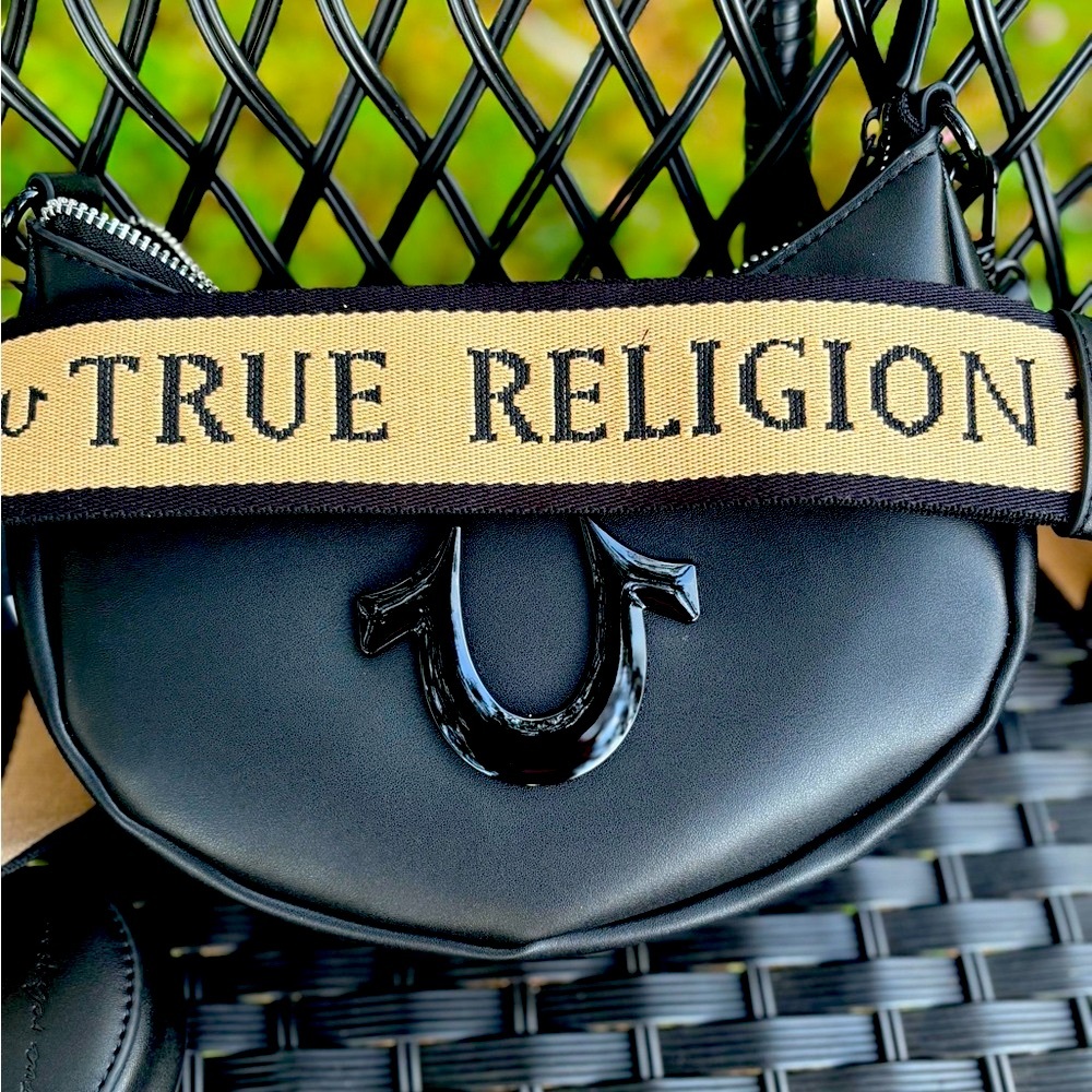 🌟🖤 RARE True Religion Black 🖤🌟Crossbody Saddle Bag with Logo Guitar Strap